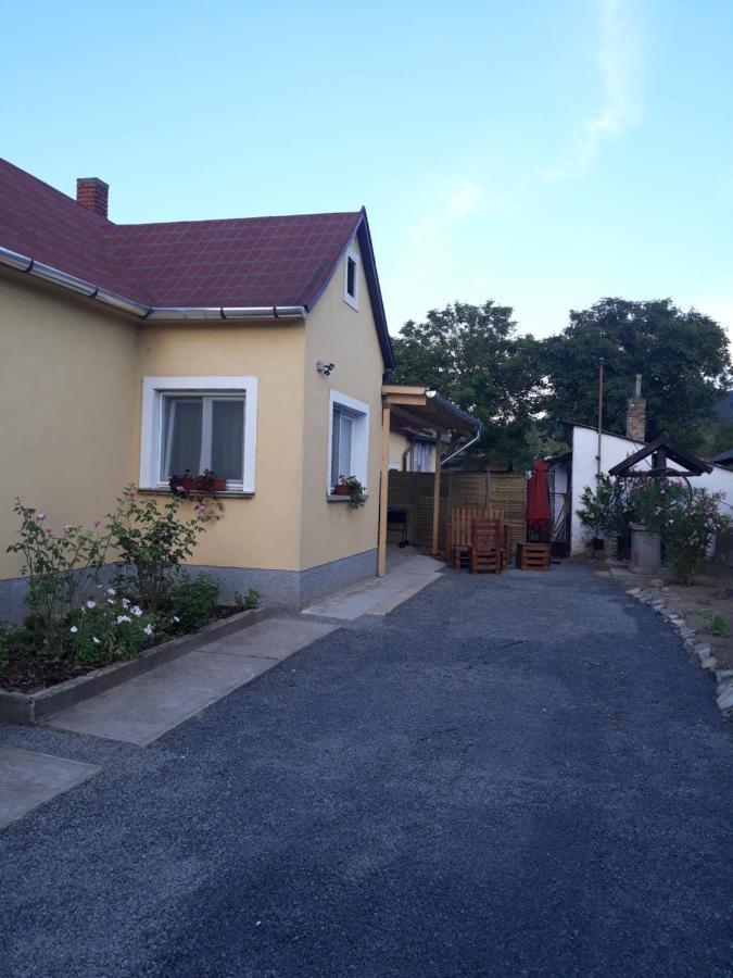 Kucko Apartman Badacsonytördemic Esterno foto